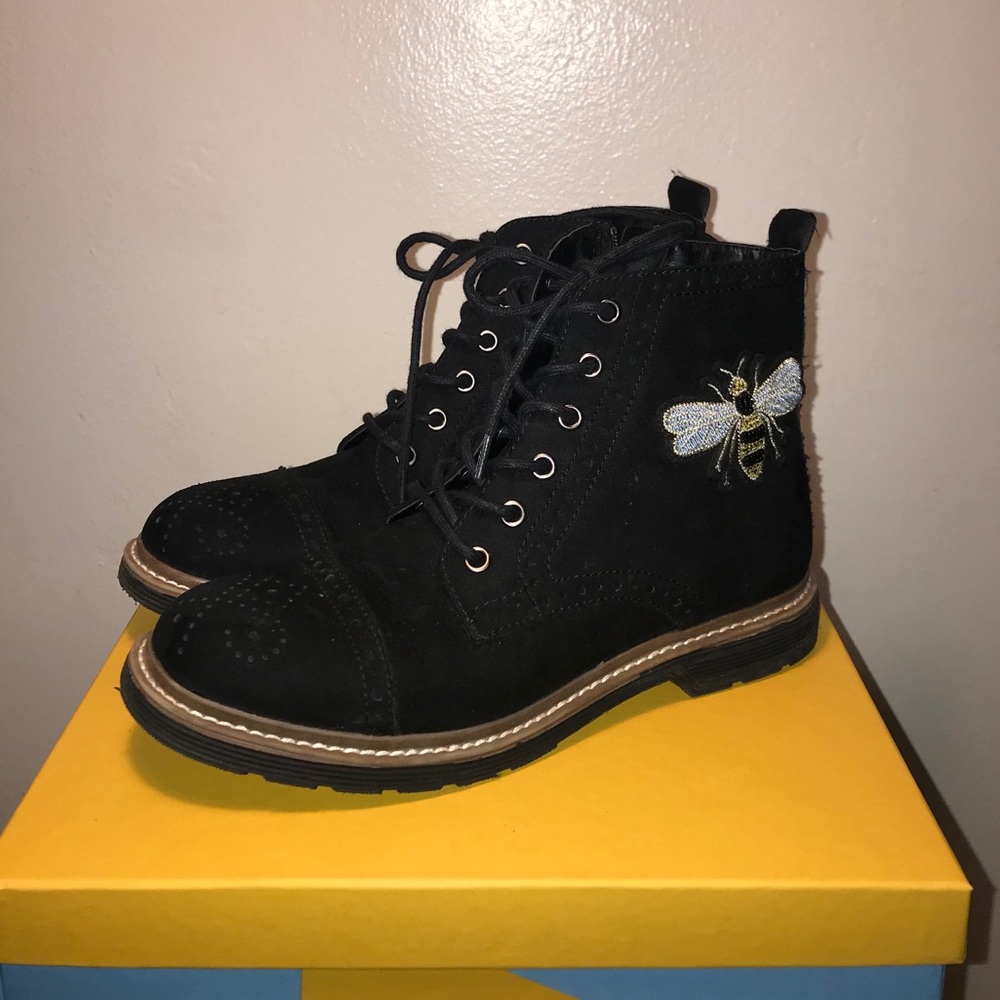 Black Winter Boots with Bee patches